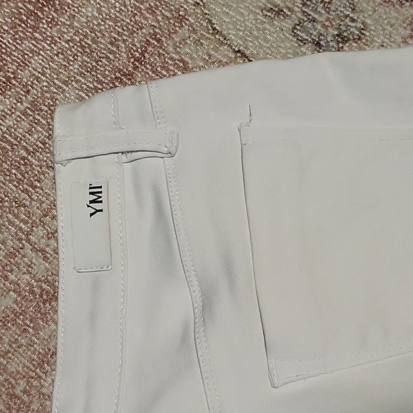 YMI WannaBettaButt White High-Rise Stretchy Cuffed 3" Inseam Shorts Size 9 - Picture 3 of 12